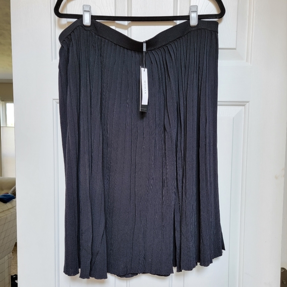 T Tahari, Black, Knit, Pleated, pull on Skirt, 3X NWT - Picture 2 of 5